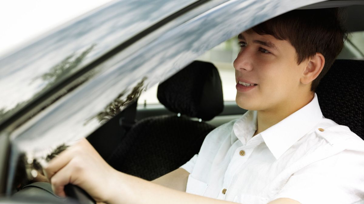 Přísnější pravidla pro začínající řidiče: Po vážném přestupku na dvě školení
